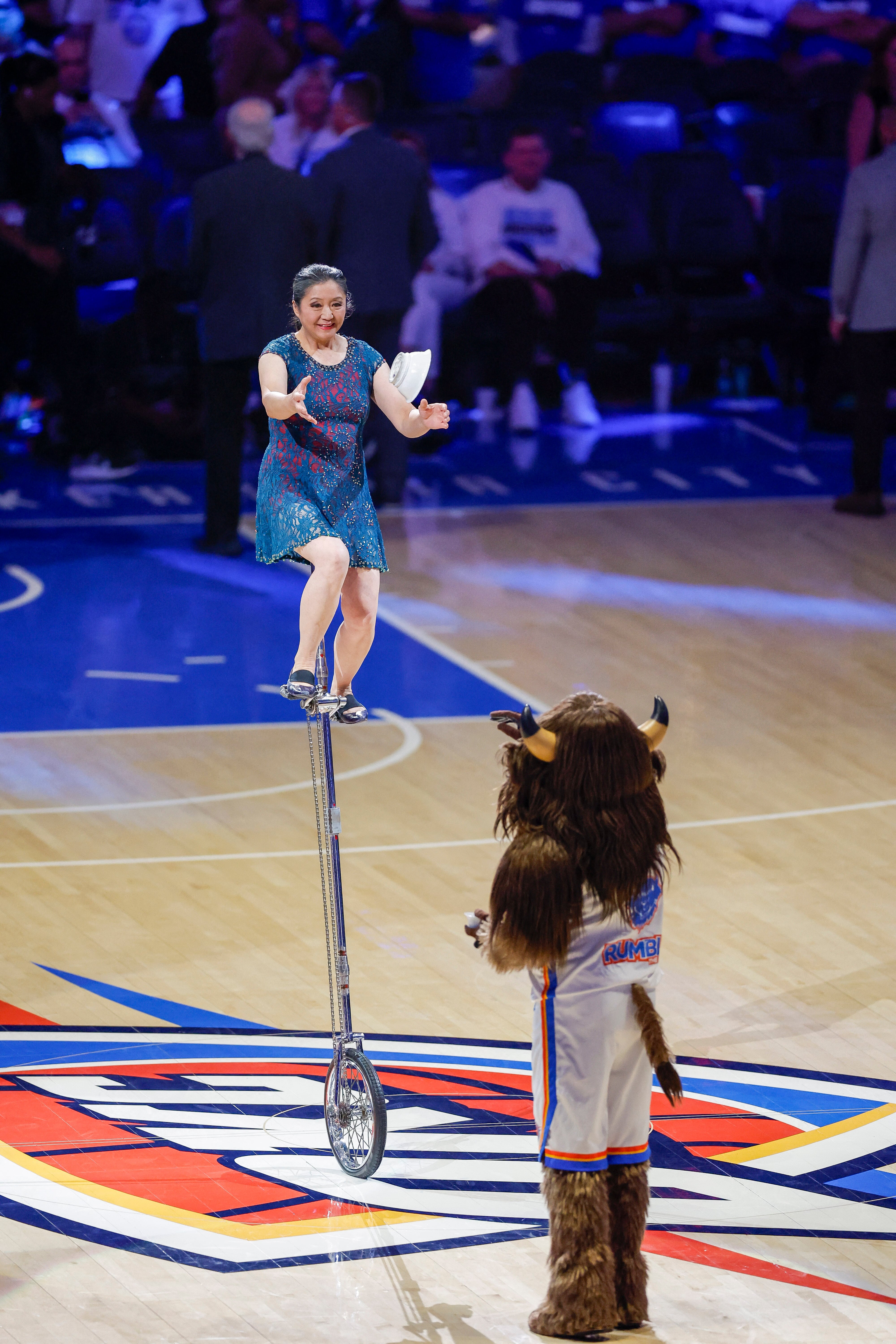La acróbata china conocida como Red Panda durante un show en la final de la NBA (Alonzo Adams-Imagn Images)