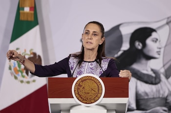 La presidenta de México, Claudia Sheinbaum, habla durante una rueda de prensa en Palacio Nacional de la Ciudad de México (México). EFE/José Méndez