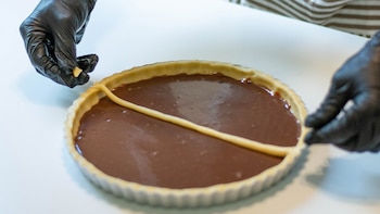 Mendoza trabaja en su cocina
(Photo