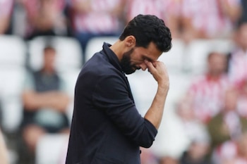 Álvaro Arbeloa no levanta cabeza. (Reuters)