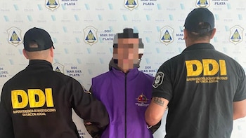 Desnudó, ató y mató a