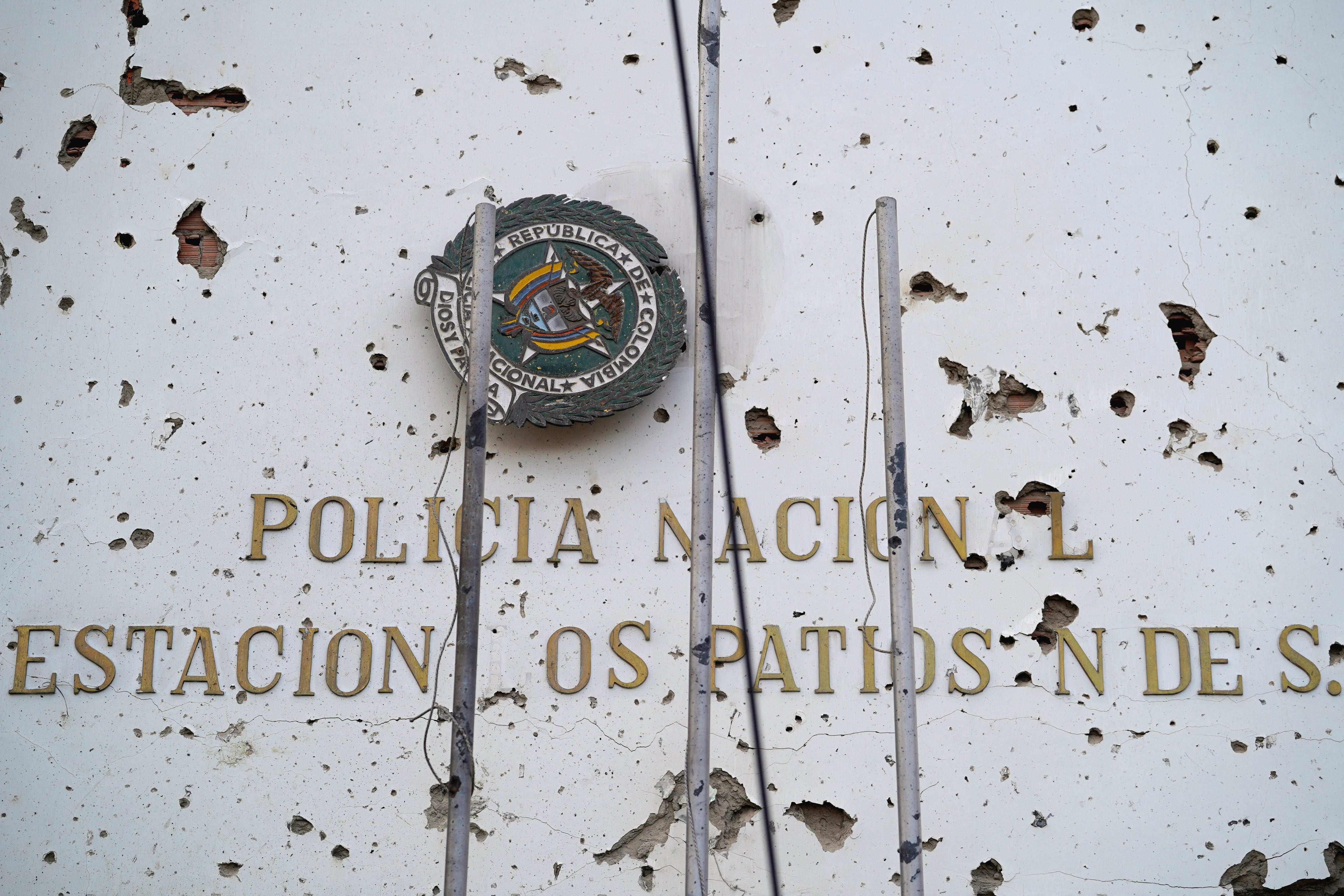 La explosión en Los Patios causó daños en cerca de 30 viviendas, locales comerciales y vehículos, además de un incendio controlado por los bomberos - crédito Lucas Molet / Reuters
