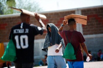 Las Vegas registró temperaturas récord de 44°C mientras el asfalto alcanzó los 72°C, convirtiendo las aceras en sartenes. (REUTERS/Daniel Becerril)