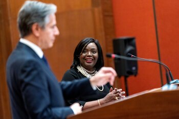 Antony Blinken acompañado de la