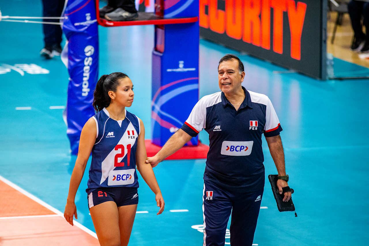 Ariana Vásquez con el DT Martín Escudero en el Mundial Sub 19 de Vóley 2025. Crédito Volleyball World