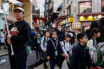 Los estudiantes hacen fila después