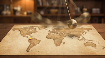 Un péndulo dorado en movimiento oscila sobre un mapa mundial antiguo de color sepia, que destaca el contorno de Colombia con los colores de su bandera.