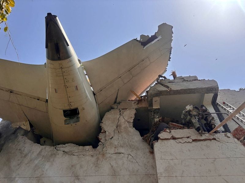 El informe preliminar de la AAIB señaló que el positivo del piloto del vuelo AI2379 es un motivo de seria preocupación y pidió medidas prioritarias a la aviación civil de India (FUERZA CENTRAL DE SEGURIDAD INDUSTRIAL VÍA X/Handout vía REUTERS)