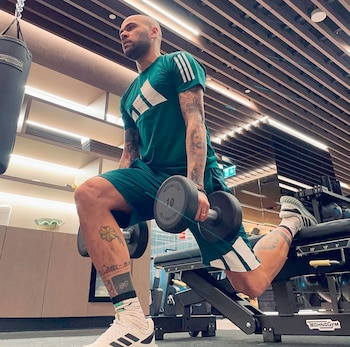 Dani Alves estuvo entrenándose por