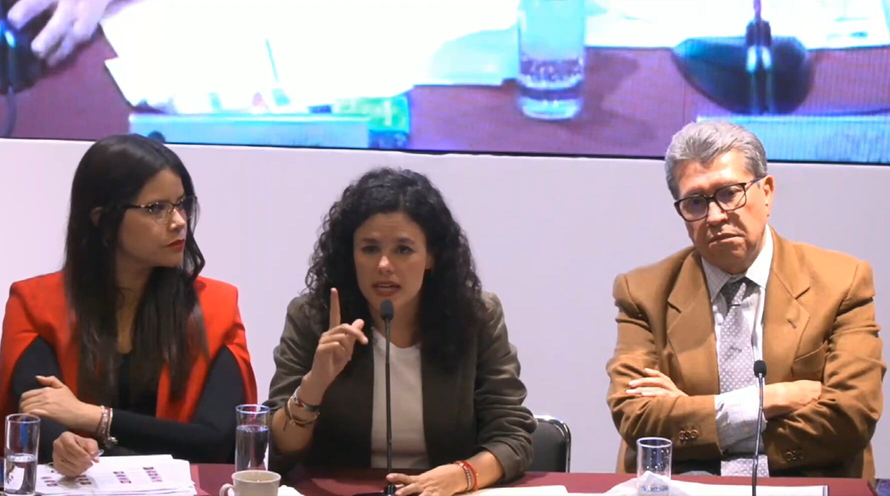 Luisa Alcalde señala plurinominales del PAN y el PRI; ausencia de Andrés Manuel López Beltrán genera criticas.