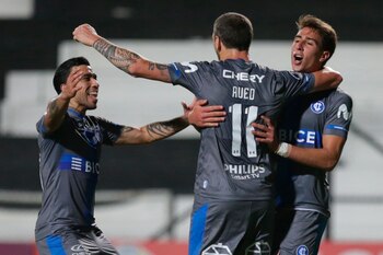 El jugador Luciano Aued (2-d)