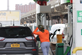 El incremento en el valor del combustible se refleja en la vida cotidiana de los consumidores estadounidenses, marcando un nuevo punto de presión para la economía doméstica (REUTERS/Andrew Kelly)