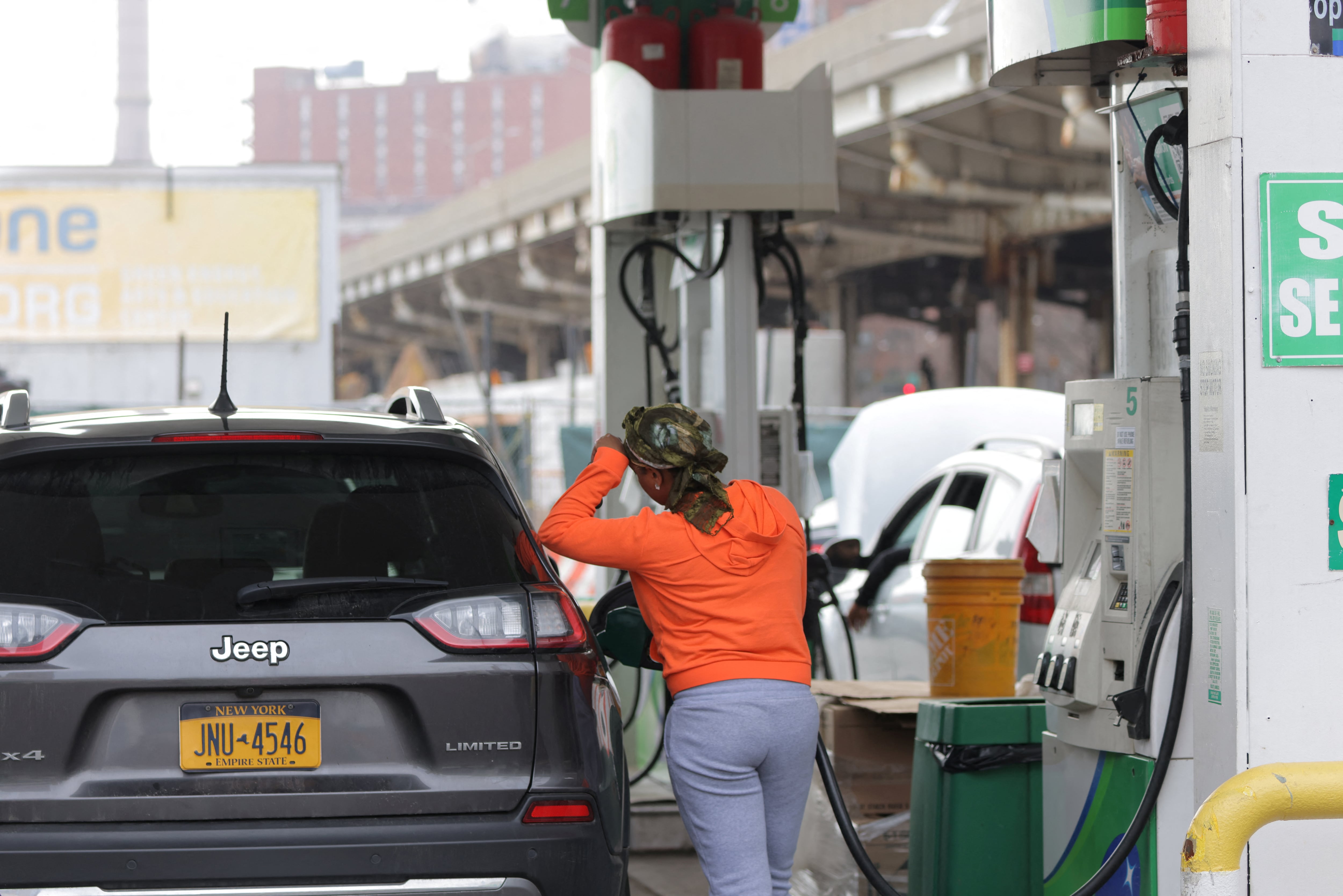 El incremento en el valor del combustible se refleja en la vida cotidiana de los consumidores estadounidenses, marcando un nuevo punto de presión para la economía doméstica (REUTERS/Andrew Kelly)