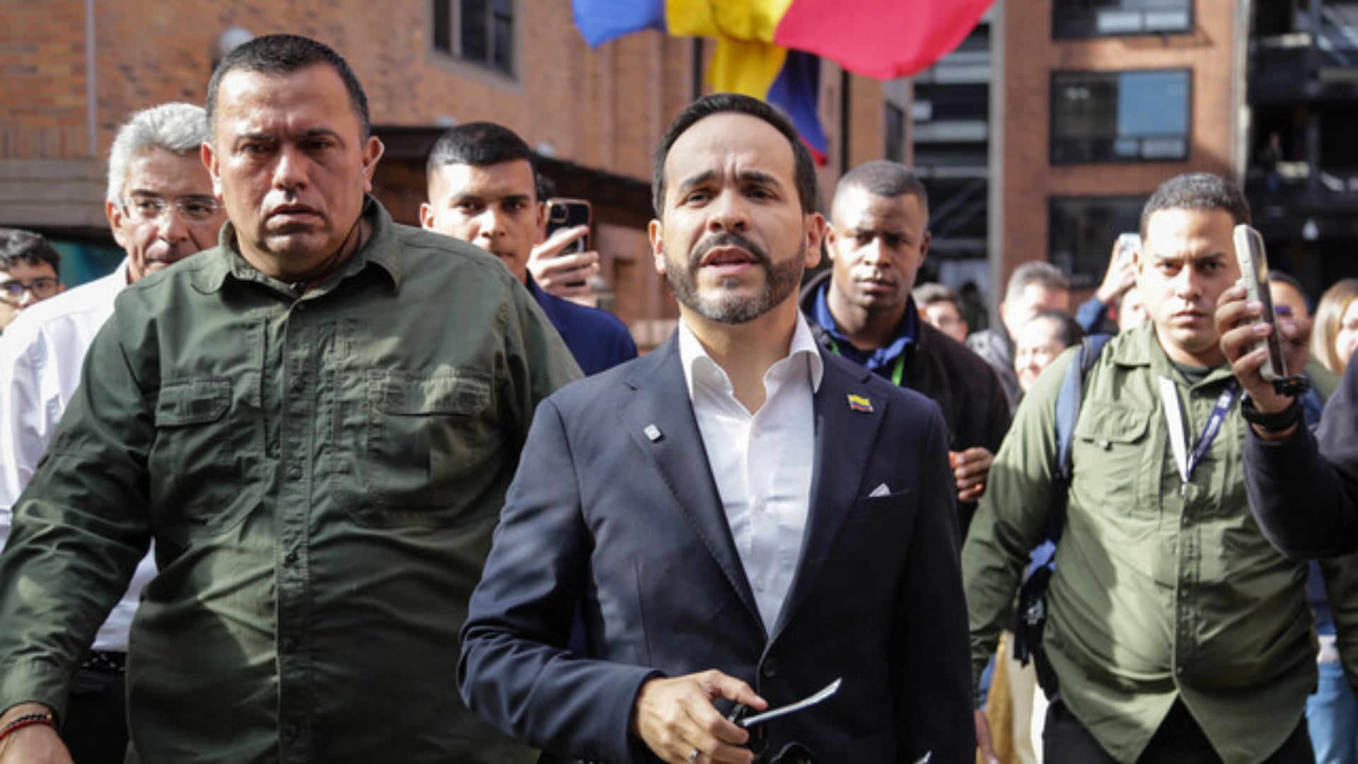 Abelardo de la Espriella llamó la atención a alcalde que estaba hablando por celular en evento de empalme: “Hermano, ¿qué pasa?”
