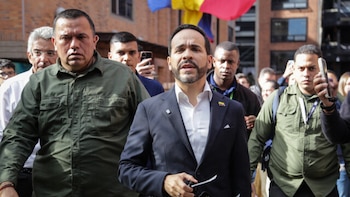 Abelardo de la Espriella llamó la atención a alcalde que estaba hablando por celular en evento de empalme: “Hermano, ¿qué pasa?”
