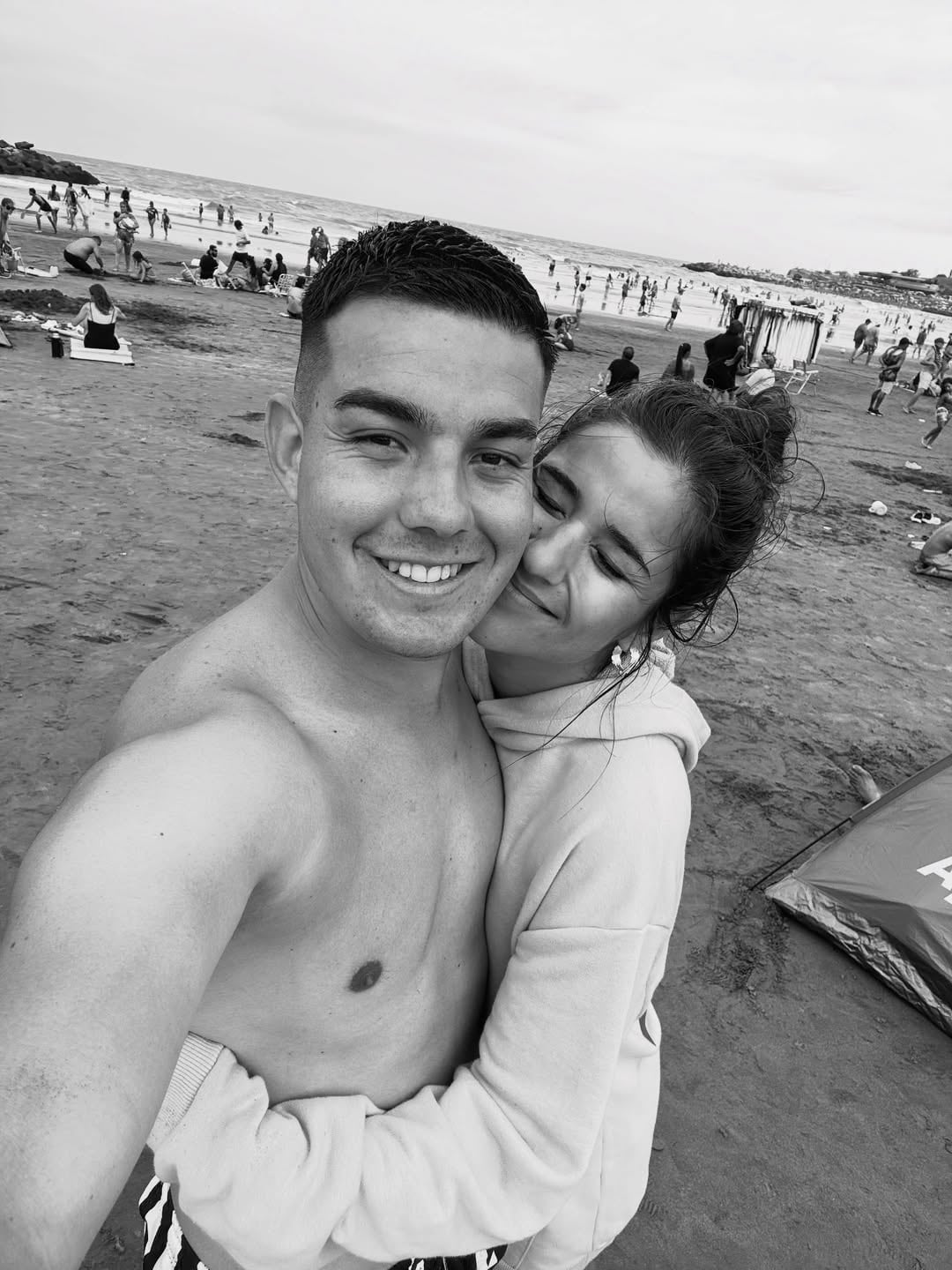 El árbitro Emanuel Leguizamón junto a su novia, Micaela Palavecino en la playa (Instagram: micaelapalavecinoa)