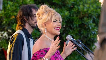 El cambio radical de imagen de Leticia Sabater para su nuevo proyecto: un vestido clásico y joyas de diamantes en una película con Bárbara Rey