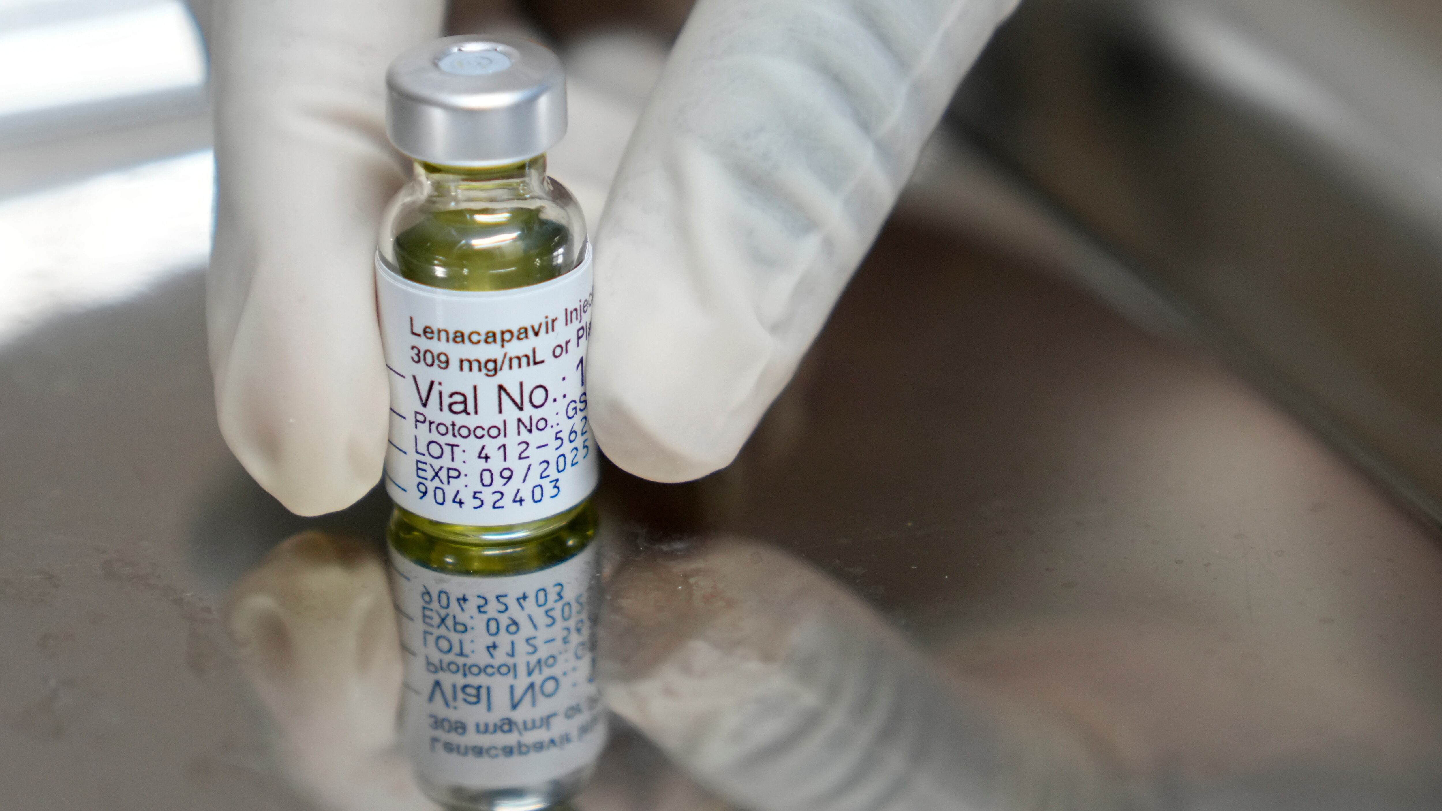 Un farmacéutico sostiene un frasco de lenacapavir, el nuevo medicamento inyectable para la prevención del VIH, en el Centro de Investigación Masiphumelele de la Fundación de Salud Desmond Tutu, en Ciudad del Cabo, Sudáfrica, el martes 23 de julio de 2024. (AP Foto/Nardus Engelbrecht, Archivo)