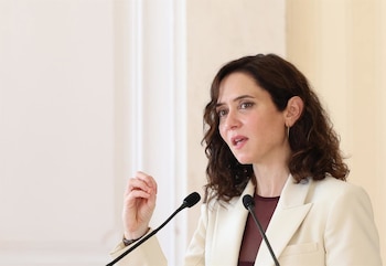 10/04/2026 La presidenta de la Comunidad de Madrid, Isabel Díaz Ayuso, ofrece declaraciones a los medios tras firmar un protocolo general de actuación para la promoción de proyectos en el Colmenar Viejo, en la Real Casa de Correos, a 10 de abril de 2026, en Madrid (España). El protocolo se articula principalmente a través de la Concejalía de Urbanismo y el Área de Economía y Desarrollo Empresarial, enfocándose en la sostenibilidad, la digitalización y el cumplimiento de la normativa urbanística vigente
POLITICA
Marta Fernández - Europa Press