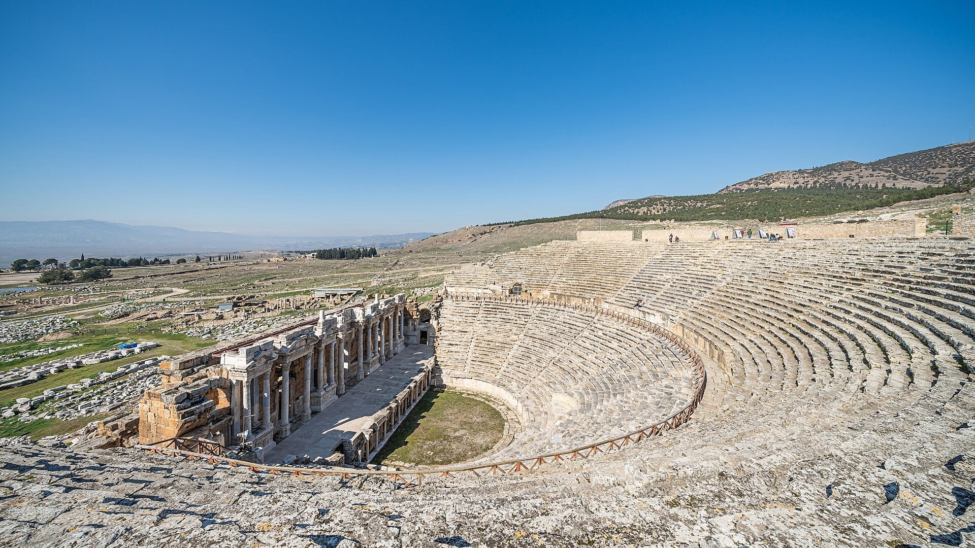 El nombre Pamukkale significa “castillo de algodón” y alude al aspecto de sus laderas cubiertas por minerales (Wikimedia Commons)