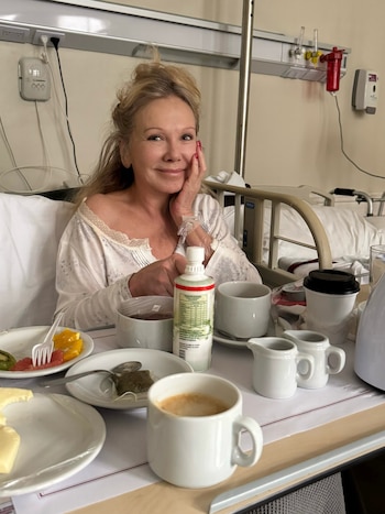 Silveyra compartió una imagen mientras se alimentaba durante su estadía en la clínica