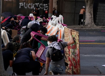 Una de cada cinco zonas intervenidas por Inside Safe en Los Ángeles había recibido al menos cinco visitas del equipo municipal hacia diciembre del tercer año de Bass (REUTERS/David Ryder)