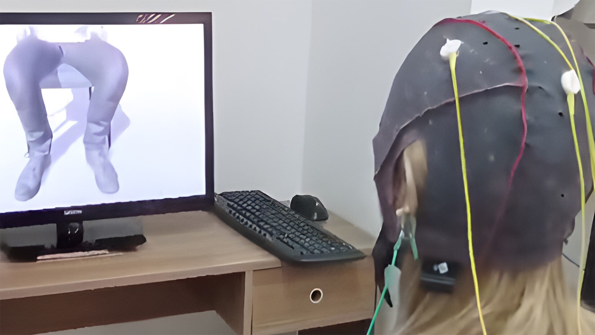Una paciente utiliza una interfaz cerebro-computadora que proyecta en pantalla el movimiento que intenta hacer con su pierna tras un ACV (UNER)