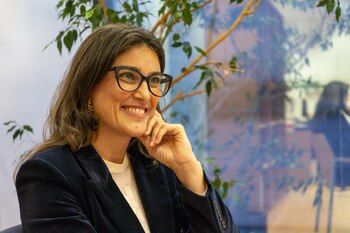 Manuela Bergerot, sonríe en un