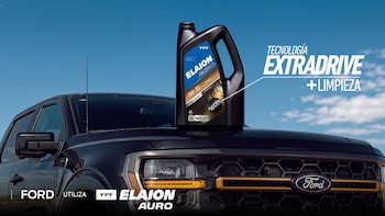 Envase de lubricante para motor YPF Elaion Auro sobre el capó de una camioneta Ford negra frente a un cielo azul