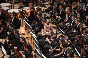 Raúl Aquiles Delgado dirige a la Orquesta Sinfónica de Minería como director asociado durante la presentación. (Foto: Orquesta Sinfónica de Minería)