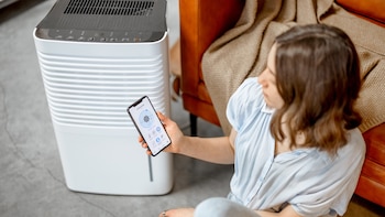 Los purificadores de aire podrían mejorar el funcionamiento cerebral en mayores de 40 años, según un estudio