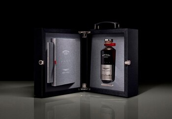 Fotografía facilitada por la marca de la edición limitada a 25 unidades del whisky escocés Bowmore Islay Single Malt, cuyo precio por botella es de 50.000 libras esterlinas (unos 55.619 euros al cambio actual), que ha creado El fabricante de vehículos de lujo Aston Martin y la destilería Bowmore. EFE