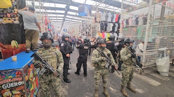 Militares y policías de la CDMX arman operativo contra la piratería en Tepito y decomisan productos apócrifos