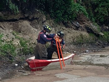 Protección Civil y Bomberos siguen