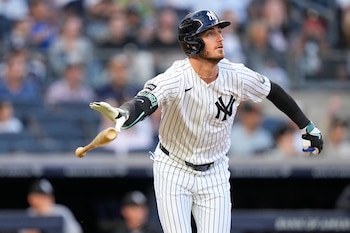 Cody Bellinger (35), de los Yankees de Nueva York, arroja su bate mientras observa el vuelo de la pelota del jonrón de dos carreras durante la primera entrada del juego de béisbol de Grandes Ligas ante los Medias Blancas de Chicago, el miércoles 17 de junio de 2026, en Nueva York. (AP Foto/Frank Franklin II)