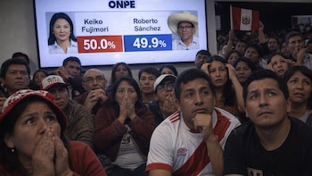 La obsesión de los peruanos con el conteo oficial y la angustia por saber quién los gobernará en el balotaje más ajustado de su historia