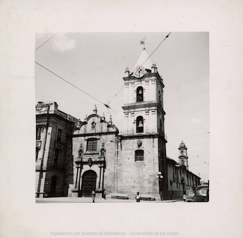 La imagen de 1939 presenta la fachada principal de la Iglesia de San Francisco en Bogotá, reconocida también como la “Portada de los Pies” - crédito Luis Villaveces Santamaría / Universidad de los Andes