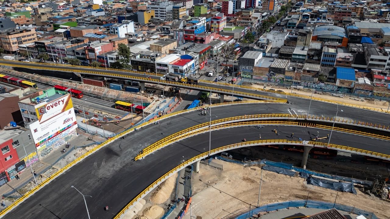 El puente curvo permitirá que los vehículos provenientes de Soacha giren hacia la avenida carrera 68 al norte sin entrar al barrio Venecia ni usar desvíos actuales - crédito IDU/Secretaría de Movilidad