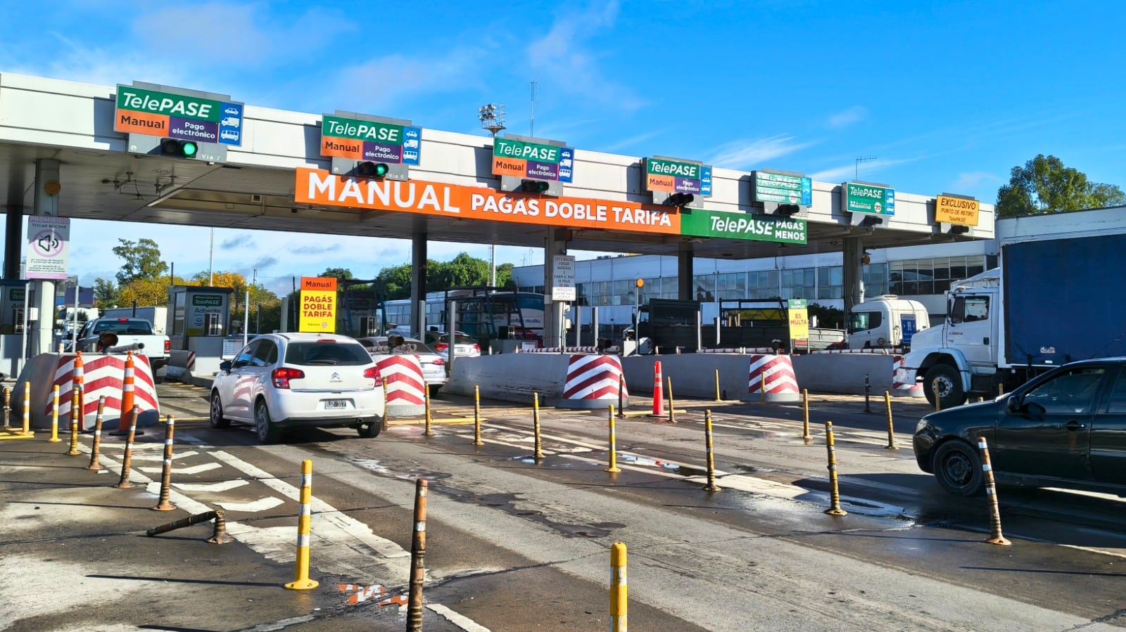 Durante el proceso de transformación se intentó concientizar a los usuarios respecto a las ventajas del uso de TelePASE, intentando que lo adopten antes de eliminar las cabinas de pago manual. (Autopistas del Sol- Autopistas del Oeste)