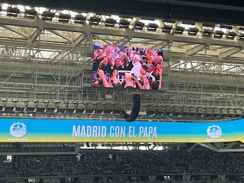 El papa León XIV recorre el césped del Bernabéu en un carrito de golf para acercarse a la comunidad diocesana (Infobae)