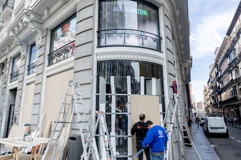Escaparates tapiados ante la amenaza de acciones vandálicas en Halloween. (Ricardo Rubio / Europa Press)