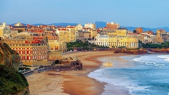 El tesoro del País Vasco francés: un pueblo de la Belle Époque con seis kilómetros de playas, un puente de Eiffel y una rica gastronomía