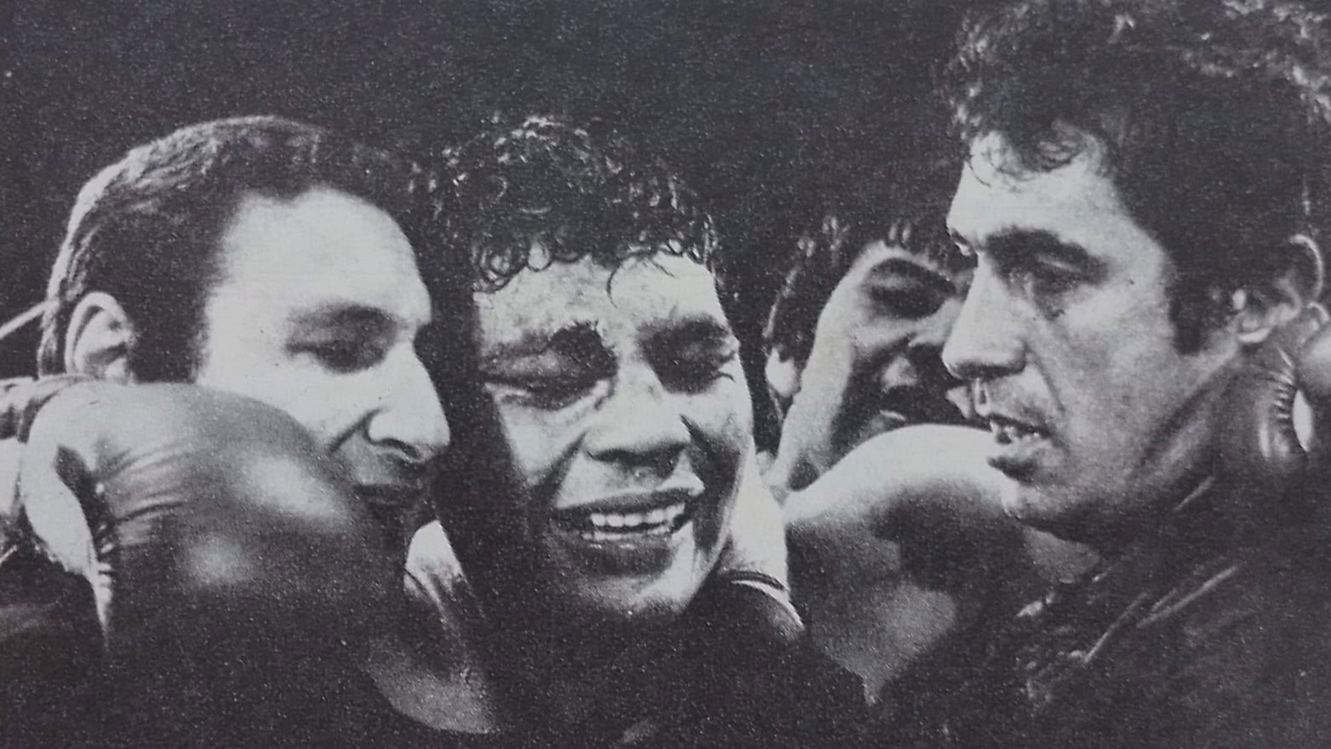 Todo terminó. Aún arriba del ring, Galíndez comparte la emoción con Ernesto Cherquis Bialo y Tito Lectoure