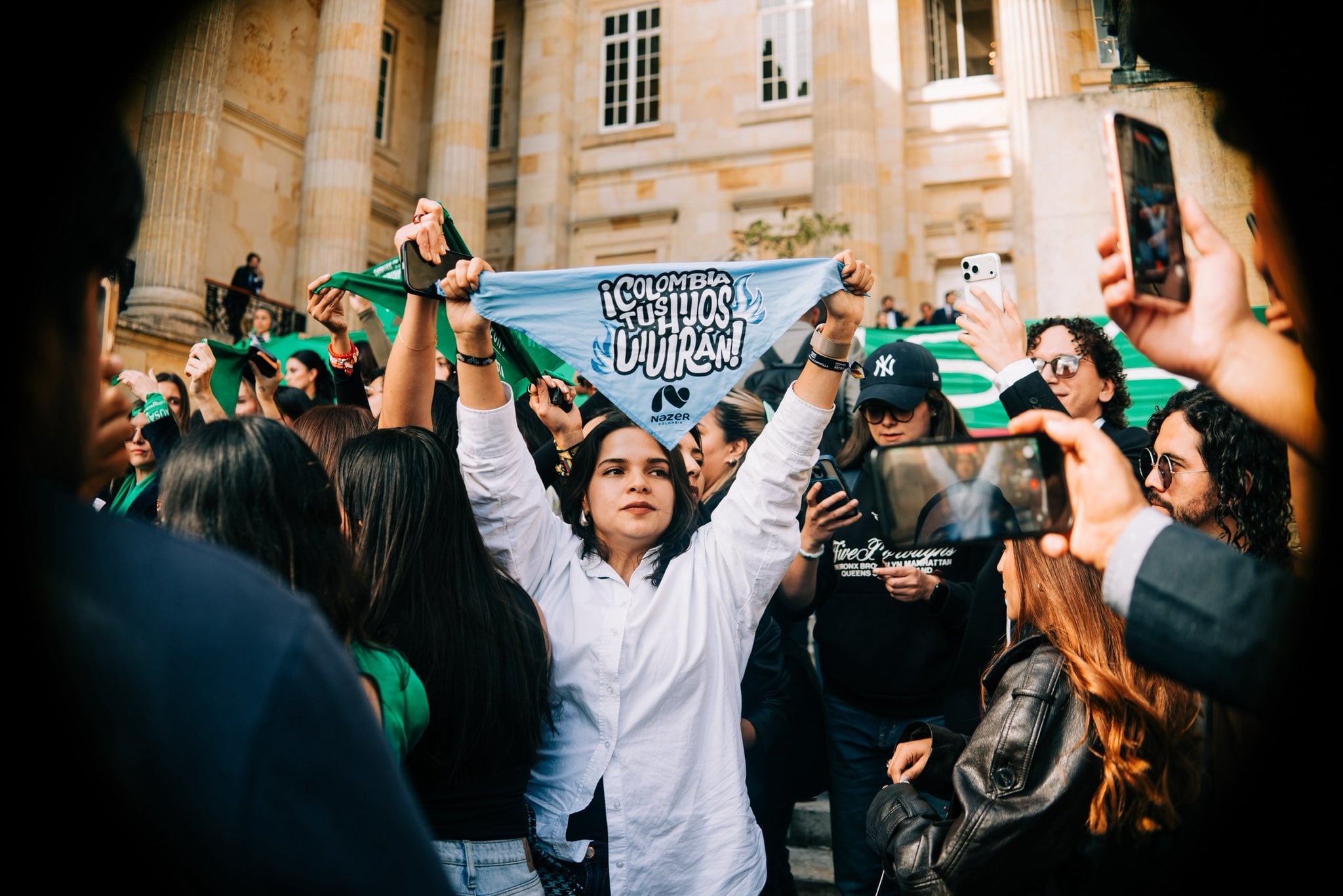 La representante a la Cámara Carol Borda se unió al plantón de las mujeres que se movilizaron en favor del aborto, pero con un mensaje radicalmente opuesto, en favor de la vida de los menores que no han nacido - crédito @CarolBordaA/X