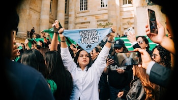 “¡Valiente!”: Reacciones a la congresista Carol Borda por “meterse” en plantón a favor del aborto en el Congreso