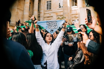 La representante a la Cámara Carol Borda se unió al plantón de las mujeres que se movilizaron en favor del aborto, pero con un mensaje radicalmente opuesto, en favor de la vida de los menores que no han nacido - crédito @CarolBordaA/X