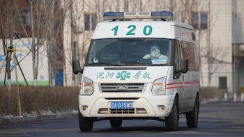 Mueren trece personas tras chocar una furgoneta de pasajeros y un camión en el centro de China