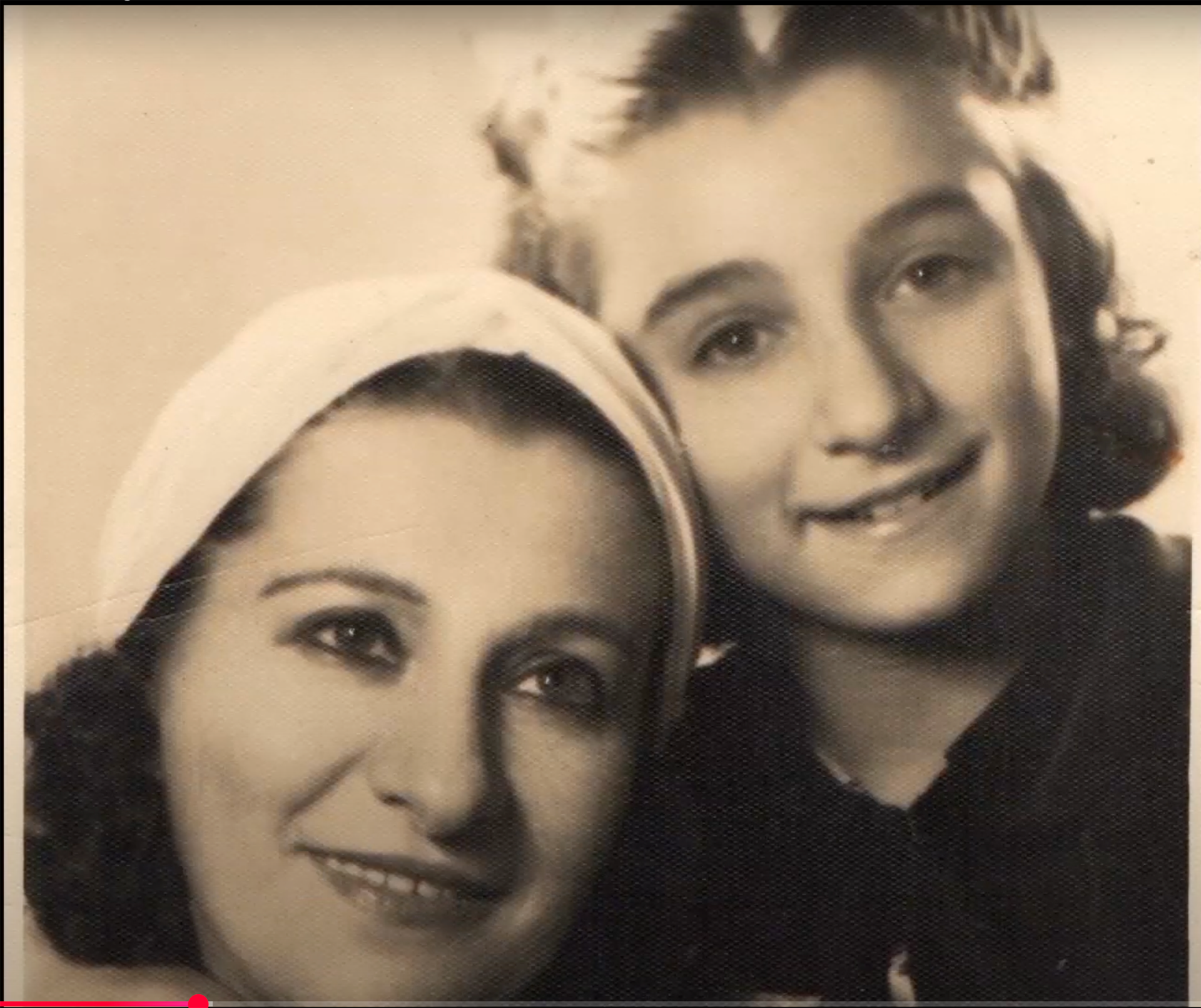 Las actrices Bella Ariel y Cecilia Hansfull, abuela y madre de Divina Gloria