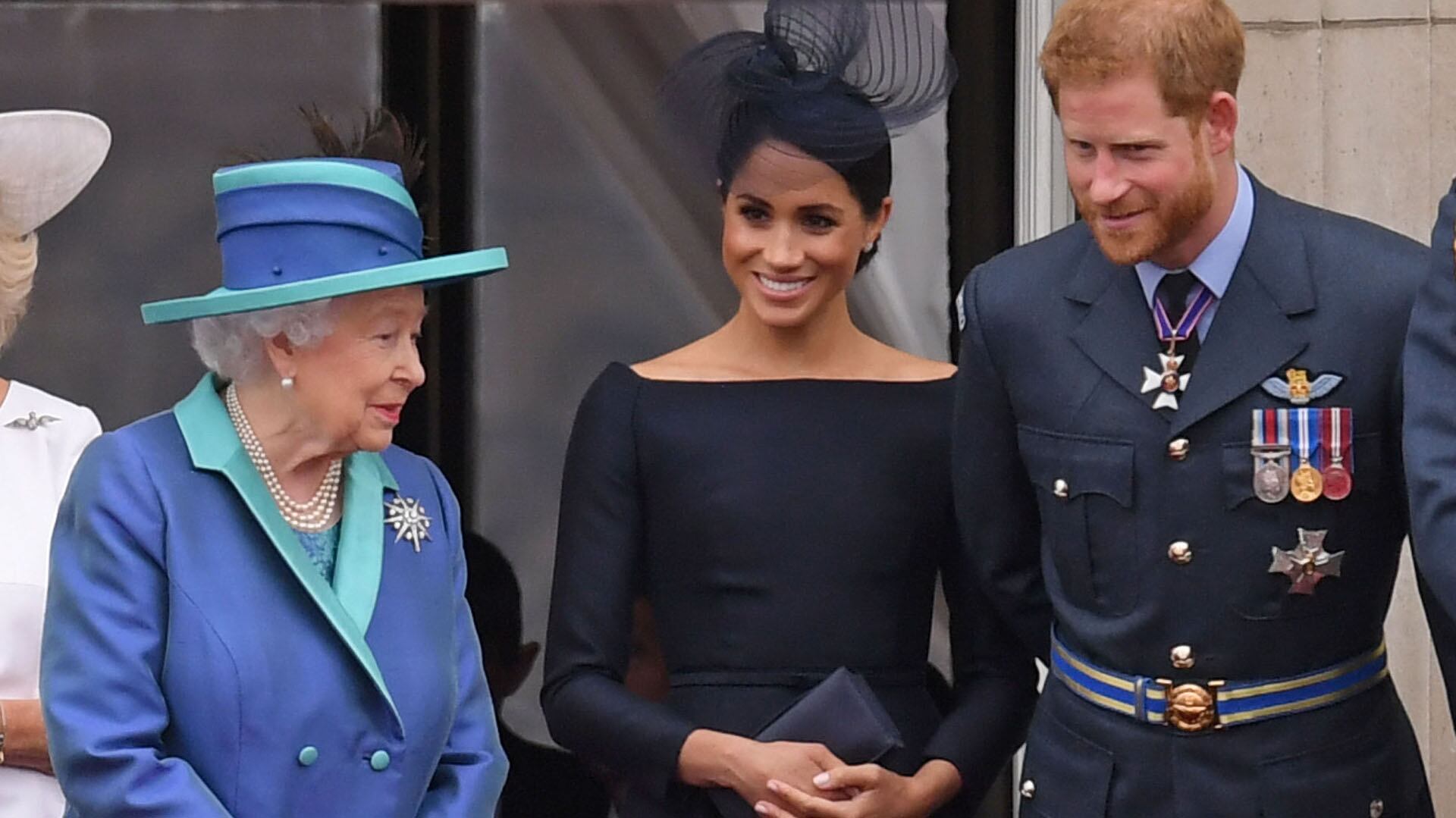 La reina Isabel II, junto a Harry y Meghan en una fotografía de archivo. (Palacio de Buckingham)