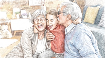 Ilustración a lápiz de un hombre y una mujer mayores con una niña en el centro; los tres se abrazan y ríen. El hombre besa la mejilla de la niña.
